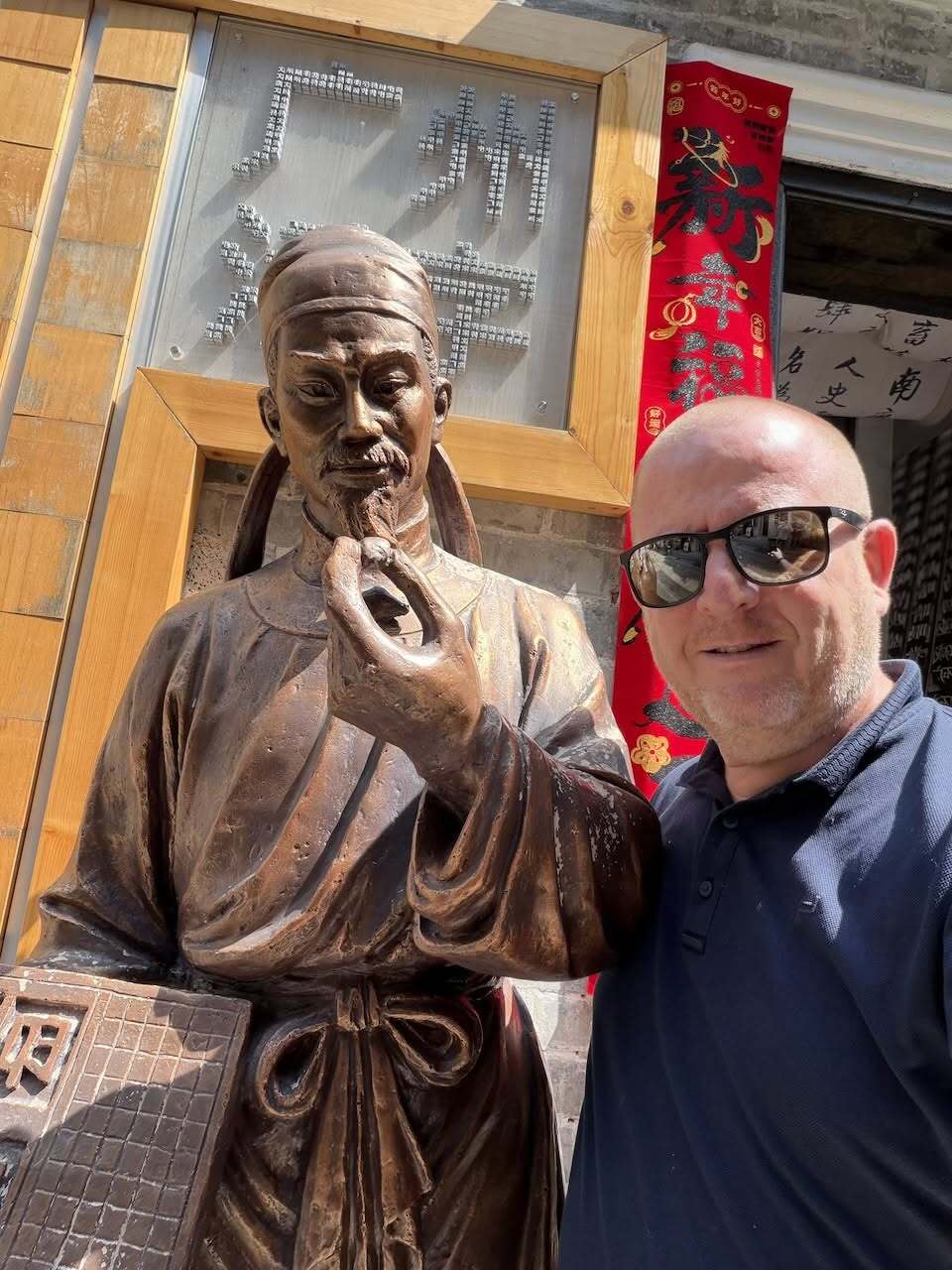 Zoltán Kanovits beside the statue of Bi Sheng in Guangzhou